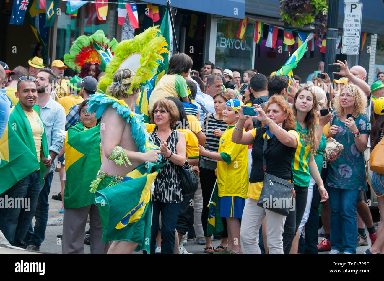 Montréal, Canada. 04th juillet 2014. Vendredi 4 juillet 2014, des centaines de fans de football ont rempli les cafés et les rues de Montréal pour assister au dernier quart de match entre la Colombie et le Brésil. Lors de la victoire du Brésil les citoyens d'origine brésilienne partit sur les trottoirs. Credit: Megapress/Alamy Live News Banque D'Images