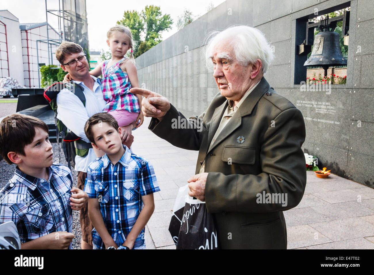 Vétéran de la DEUXIÈME GUERRE MONDIALE Zygmunt Gwiazdowski, parler à une famille polonaise au musée de l'Insurrection de Varsovie sur l'Insurrection de Varsovie le jour du Souvenir. Banque D'Images