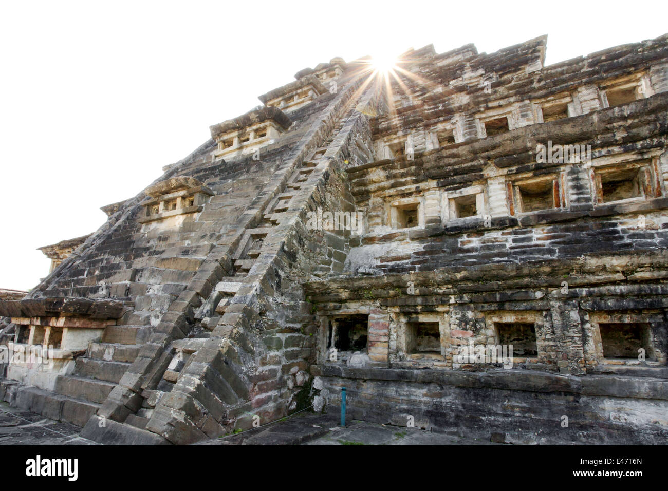 Sunburst sur pyramide des niches à Tajin, Veracruz, Mexique. Banque D'Images