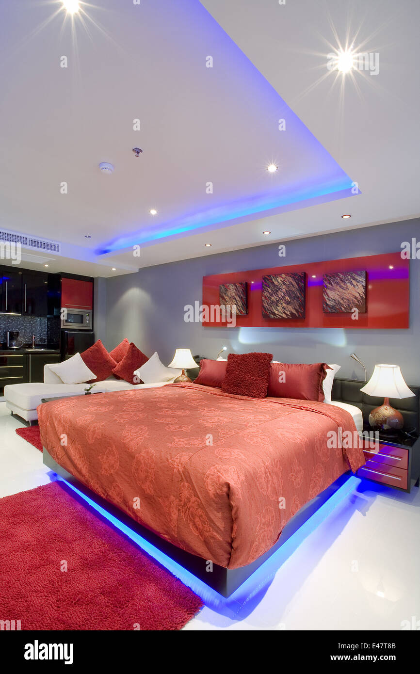 Vue panoramique de Nice chambre moderne et élégante. Les images sur le mur ont été modifiées. Banque D'Images