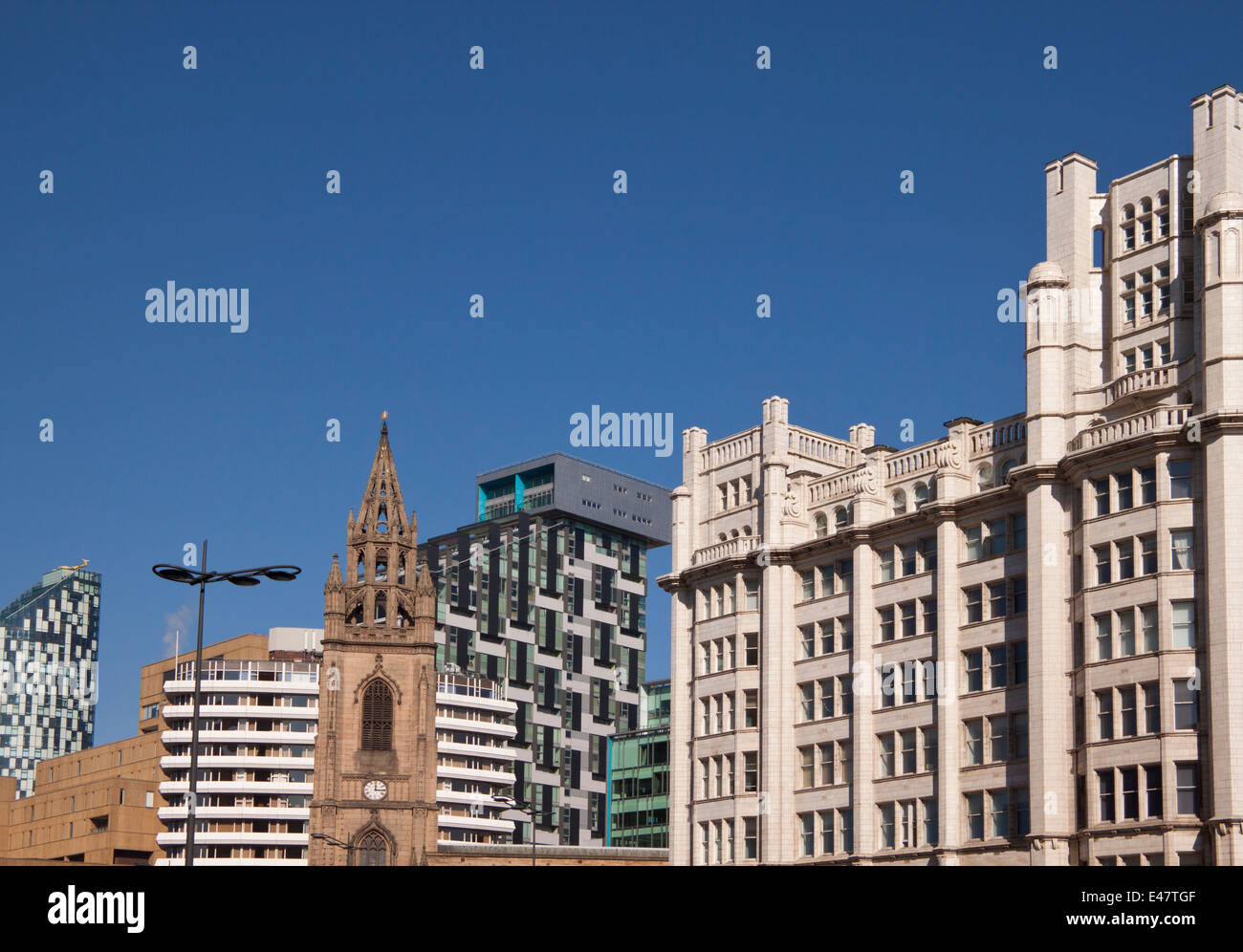 Skyline Liverpool shot, montrant les différents styles d'architecture dans une très petite zone contre un ciel bleu. Banque D'Images