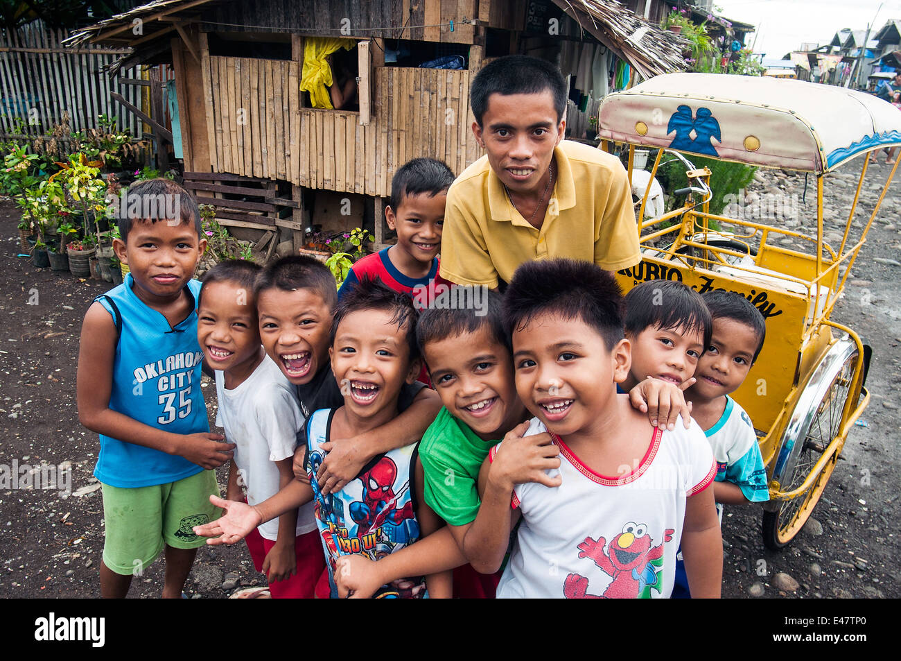 Les enfants, zone portuaire, CBD, Durango, Podji, Mindanao, Philippines Banque D'Images