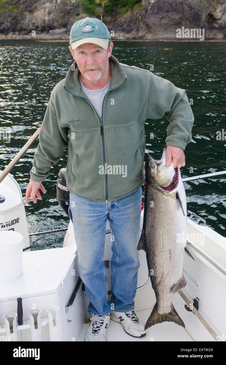 Pêcheur avec chinook tyee printemps rose king salmon crochet de pêche près de Port Alice, l'île de Vancouver, Colombie-Britannique, Canada. Banque D'Images