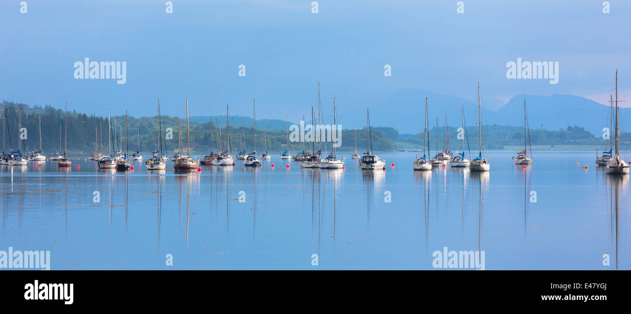Yachts amarrés sur le Loch Creran, réflexions sur le loch de mer au coucher du soleil, de la côte ouest de l'Écosse, dans la région de l'Argyll Creagan Banque D'Images