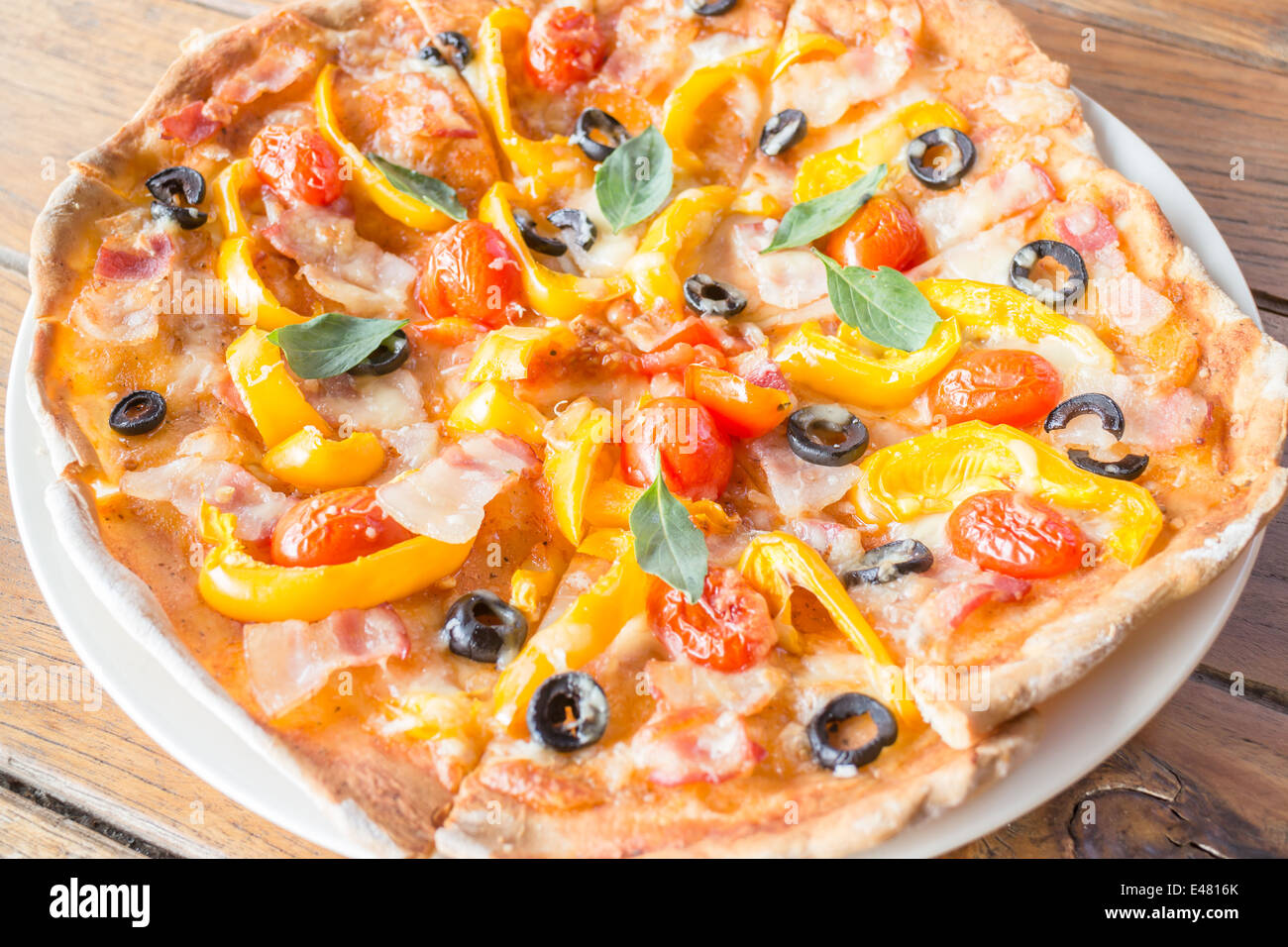 Des pizzas à la tomate fraîche et d'olive, fromage stock photo Banque D'Images