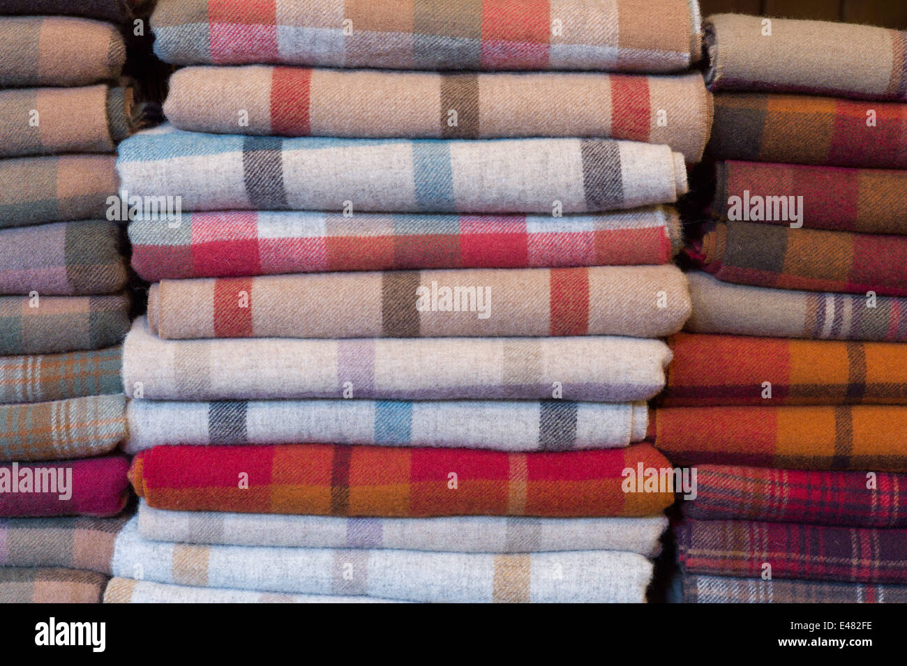 Les chèques, et plaid tartan écossais et jette en laine d'écharpes en vente à Lochcarron tisserands dans les Highlands d'ECOSSE Banque D'Images