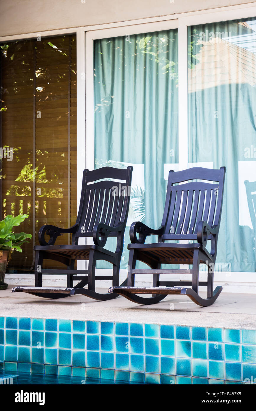 Deux fauteuils en bois pour se détendre, stock photo Banque D'Images