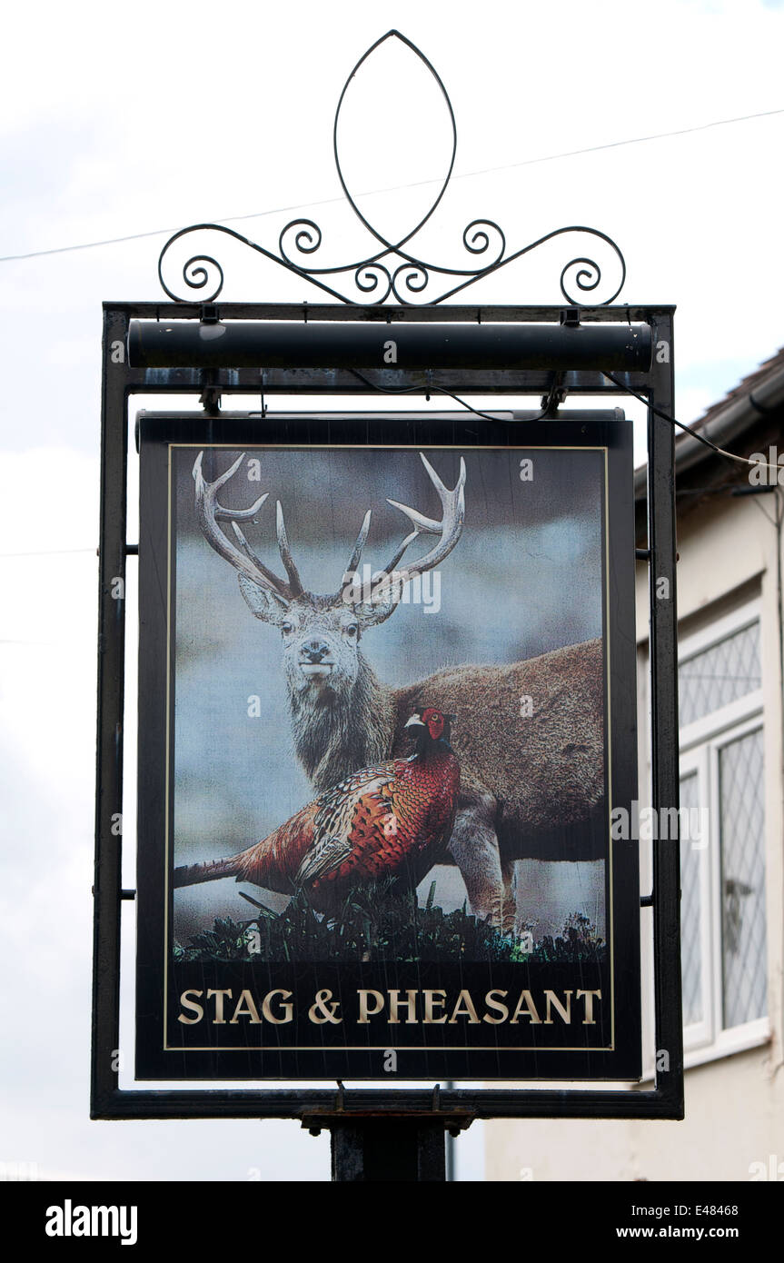 Stag et le Faisan enseigne de pub, Hartshill, Warwickshire, UK Banque D'Images