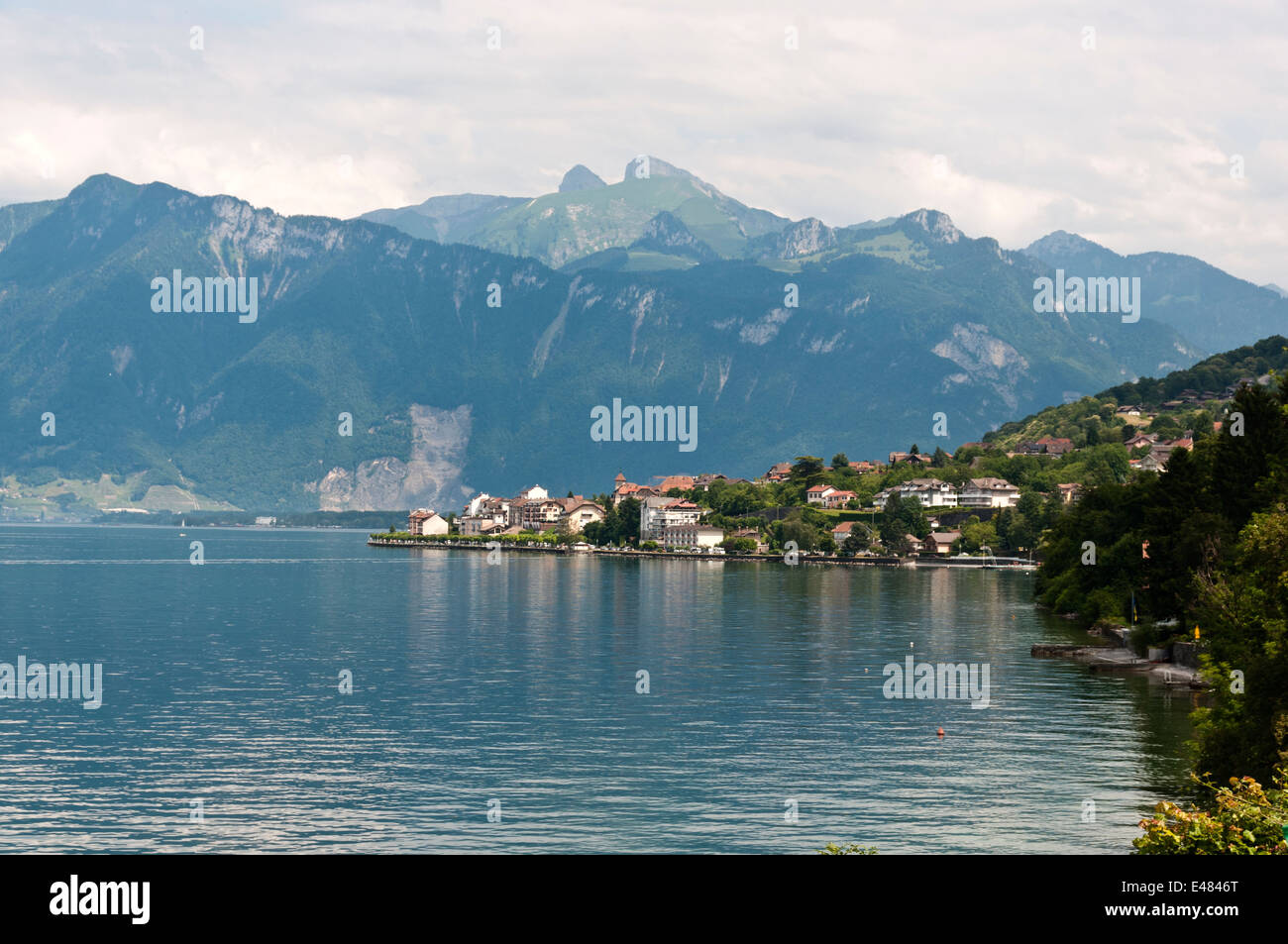 Saint-Gingolph, Haute-Savoie, sur le lac de Genève à la frontière entre la  France et la Suisse Photo Stock - Alamy