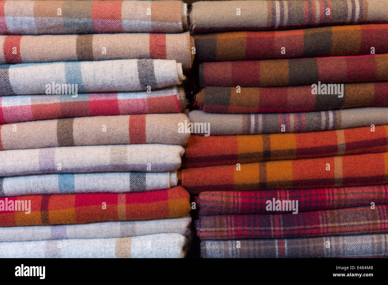 Les chèques, et plaid tartan écossais et jette en laine d'écharpes en vente à Lochcarron tisserands dans les Highlands d'ECOSSE Banque D'Images