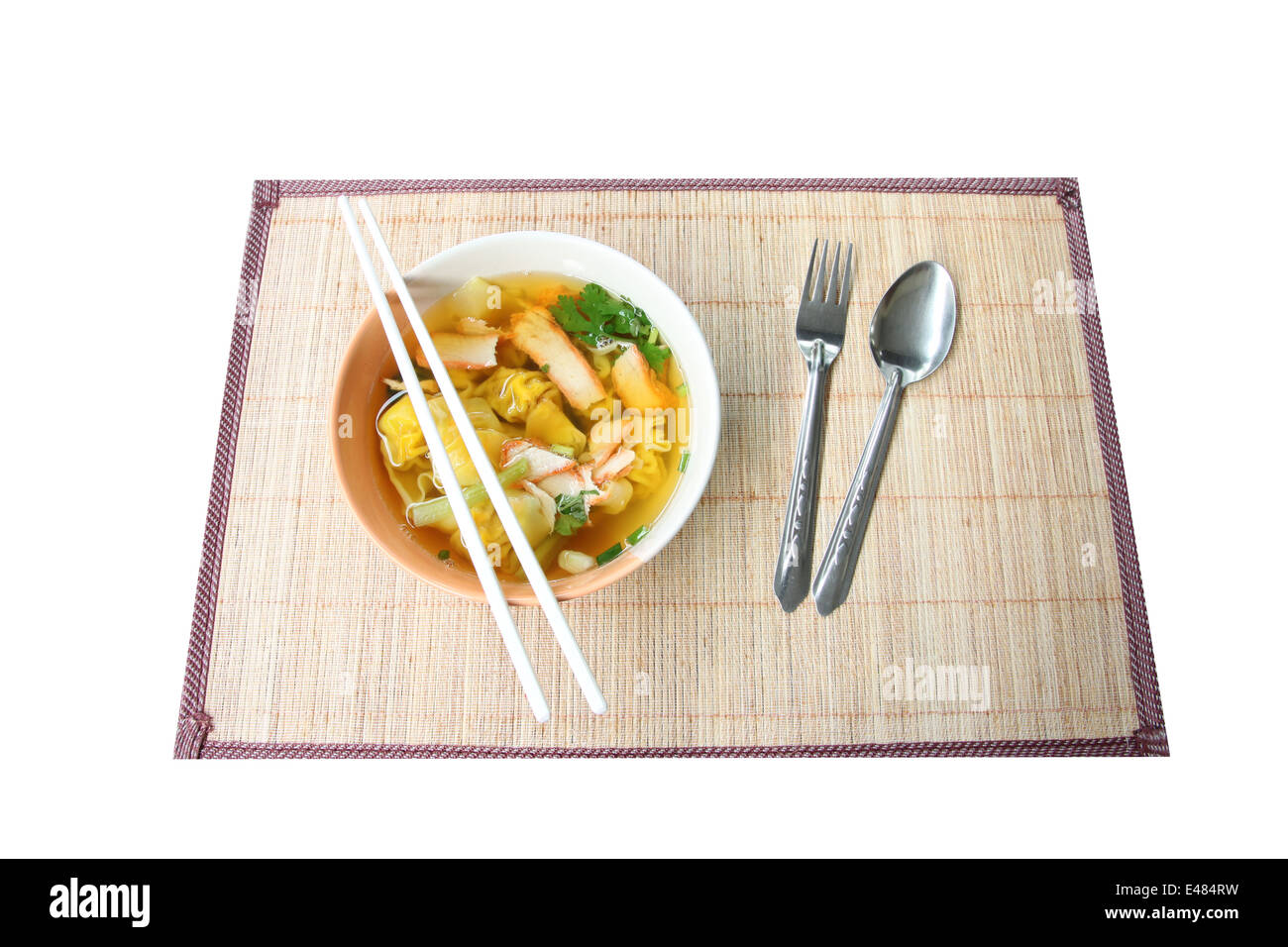 Dans un bol de soupe de nouilles wonton Plaque sur fond de bois. Banque D'Images