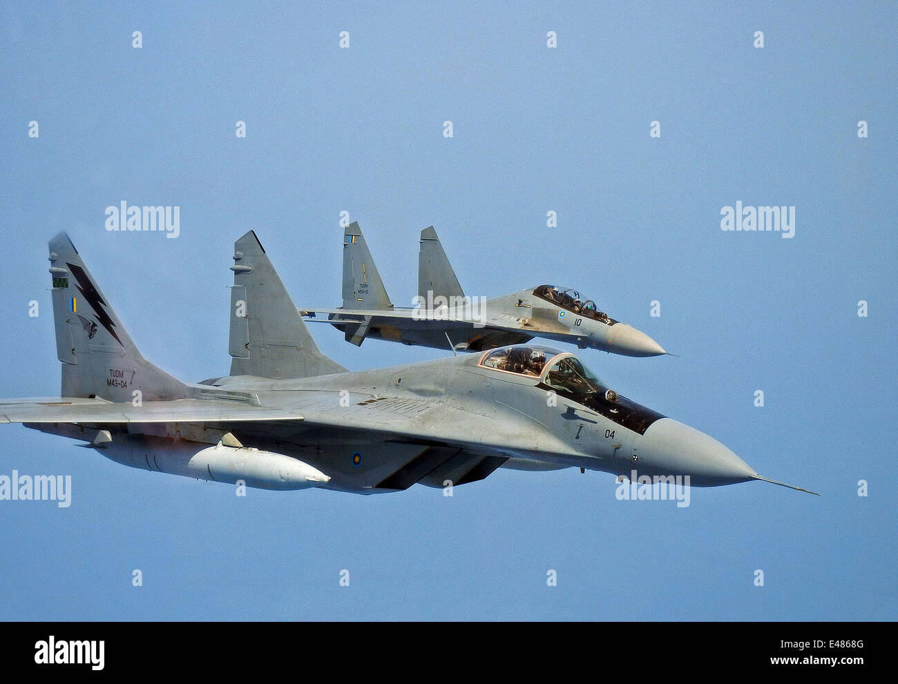 Une Force aérienne royale malaisienne MiG-29N de l'interception et de combat polyvalent Su-30MKM voler en formation de l'aile au cours d'une patrouille conjointe avec le groupe aéronaval du George Washington 24 juin 2014 au large des côtes de la Malaisie. Banque D'Images