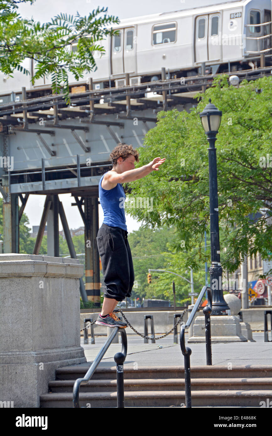 Un jeune visiteur français à New York parkour pratiquant au pied du pont de Williamsburg à Brooklyn, New York Banque D'Images