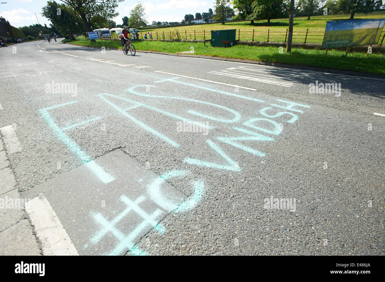 Killinghall Village, North Yorkshire, UK. 5 juillet 2014. Tour de France, stade 1. Habitants dans le village d'Killinghall soyez prêt pour le Tour de France les coureurs de venir à travers sur leur chemin vers la ligne d'arrivée, 4km de l'hôtel à Harrogate, Royaume-Uni. Credit : LeedsPRPhoto/Alamy Live News Banque D'Images