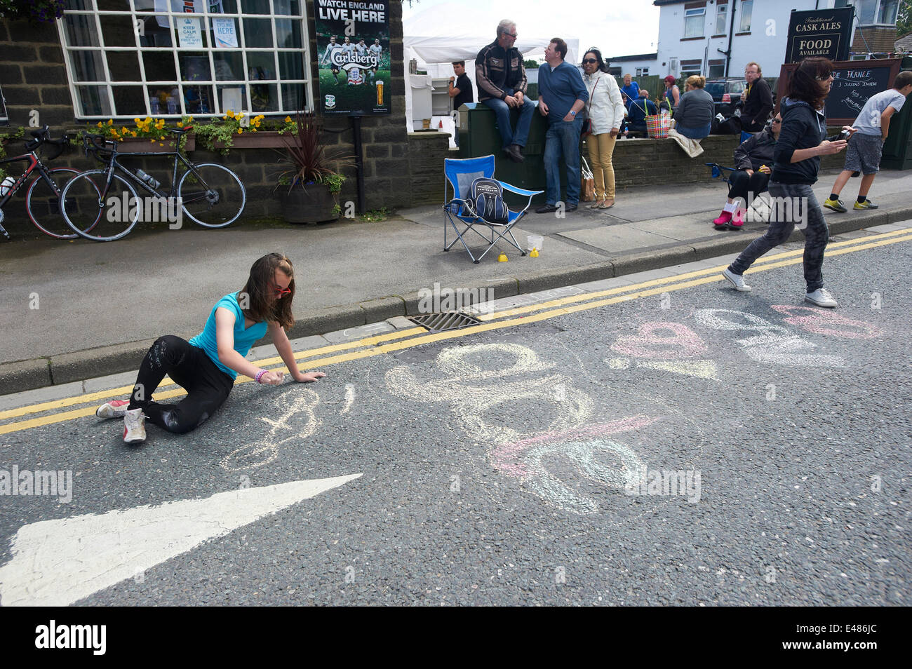 Tour de France, stade 1. 5 juillet 2014. Killinghall Village, North Yorkshire, UK. Habitants dans le village d'Killinghall soyez prêt pour le Tour de France les coureurs de venir à travers sur leur chemin vers la ligne d'arrivée, 4km de l'hôtel à Harrogate, Royaume-Uni. Sur la photo, les habitants du village le marquage de la rue dans la tradition du Tour de France. Banque D'Images