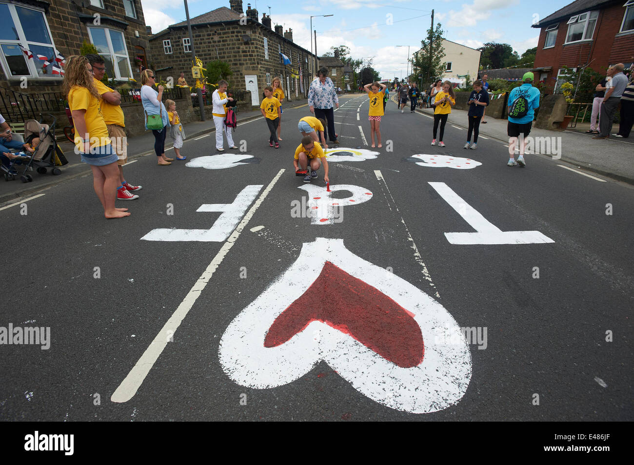 Killinghall Village, North Yorkshire, UK. 5 juillet 2014. Tour de France, stade 1. Habitants dans le village d'Killinghall soyez prêt pour le Tour de France les coureurs de venir à travers sur leur chemin vers la ligne d'arrivée, 4km de l'hôtel à Harrogate, Royaume-Uni. Credit : LeedsPRPhoto/Alamy Live News Banque D'Images