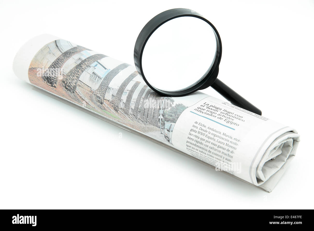 Journal et loupe sur fond blanc Banque D'Images