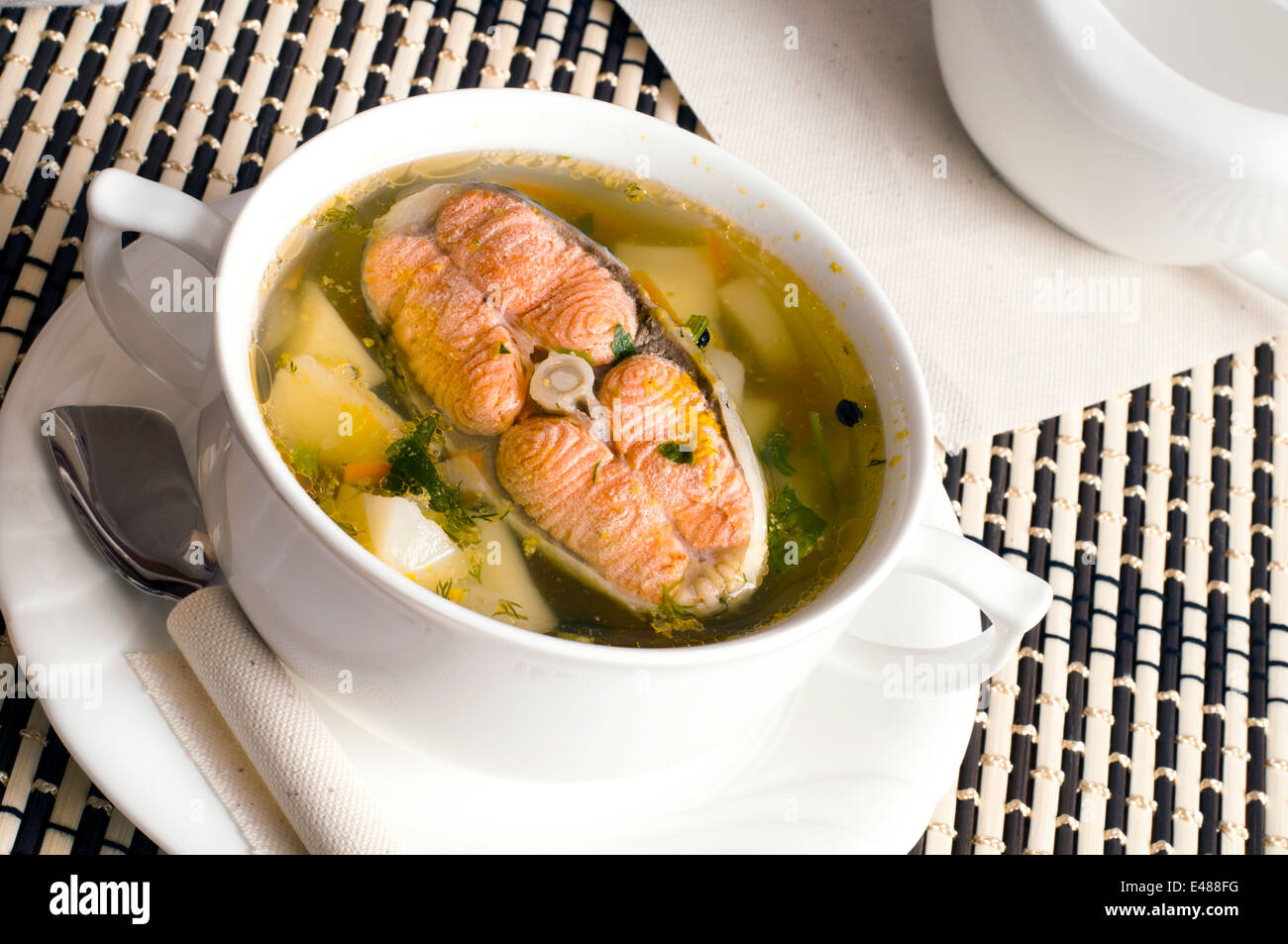 Régime alimentaire de poisson soupe rapide maigre truite saumon rouge vert blanc oignons fenouil frais nappe table table repas prêt alimentaire soupière Banque D'Images