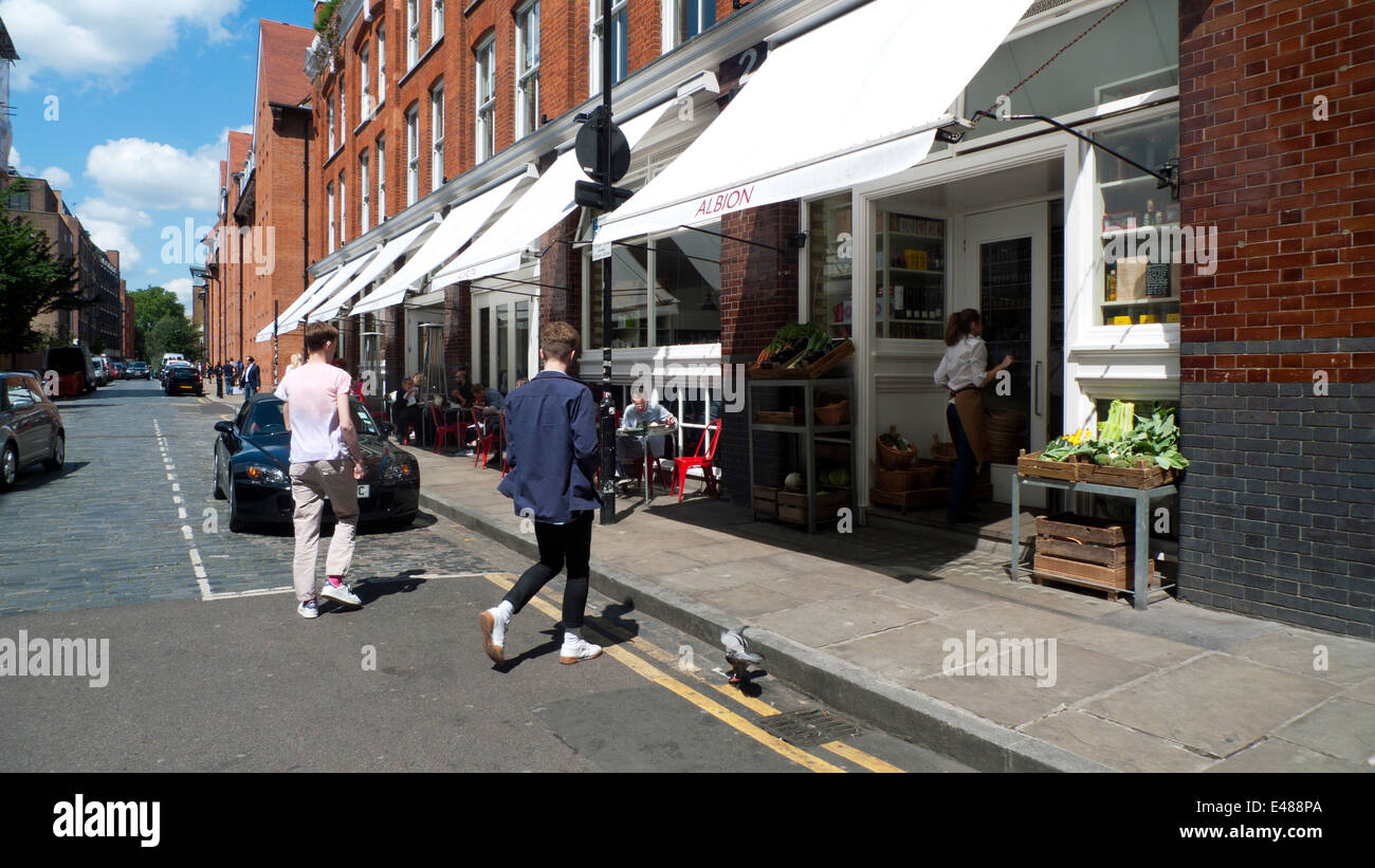 Les gens marchent à s'asseoir à des tables devant Albion café boulangerie et magasin d'alimentation sur Boundary Street Shoreditch East London UK Grande-Bretagne KATHY DEWITT Banque D'Images