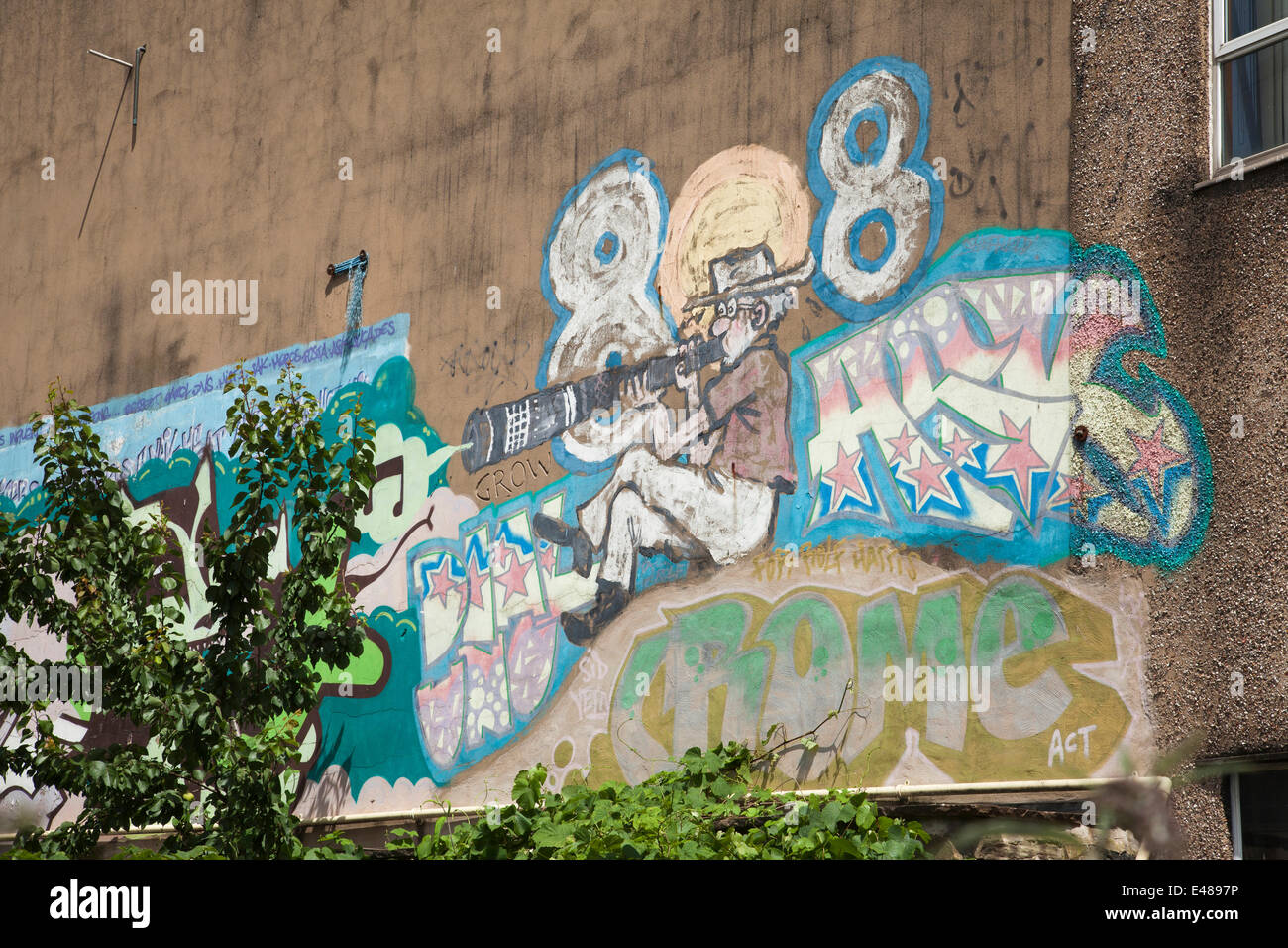 Shoreham Street, Sheffield, Royaume-Uni 5 juillet 2014. Une murale de Rolf Harris sur l'immeuble des Archives de Sheffield est d'être peint après l'artiste et l'artiste a été emprisonné pendant 5 ans et 9 mois pour la pudeur. Rolf Harris a peint le portrait de soi dans les années 1990 sur l'immeuble en Sheffeild centre-ville. Credit : Mark Richardson/Alamy Live News Banque D'Images
