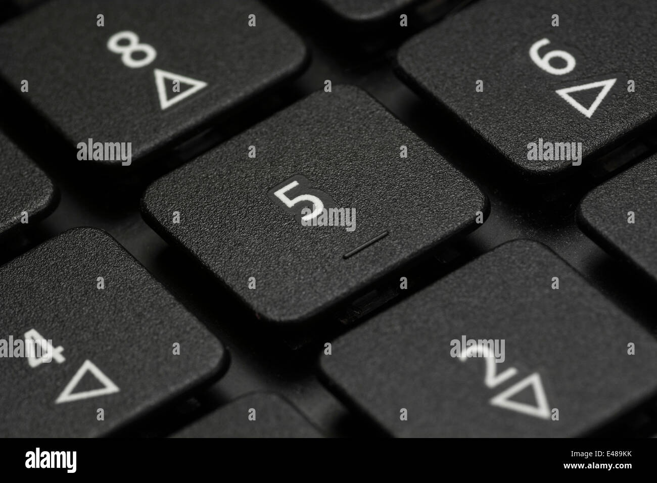 Photo de macro-ordinateur portable ordinateur de bureau / Détail des touches numériques. L'accent sur Exact "5". Banque D'Images