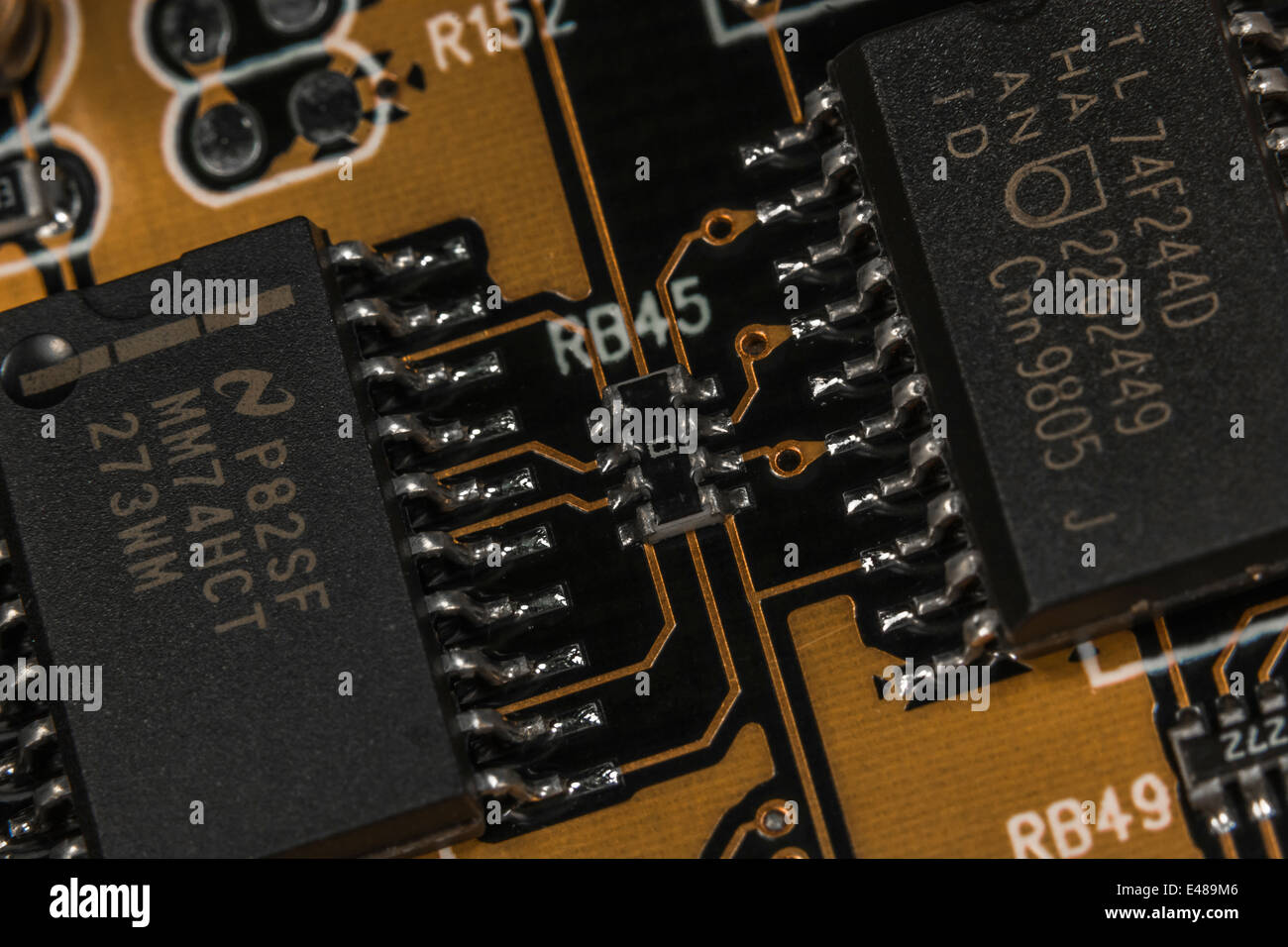 Macro-photo de la carte de circuit imprimé / carte mère montrant le composant reliant deux puces à gauche/droite. Détail détaillé de la carte de circuit imprimé, points connectés. Banque D'Images