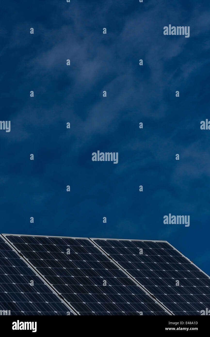 L'article d'un PVC / panneau solaire photovoltaïque (utile en termes de changement climatique) contre le bleu ciel d'été. Banque D'Images