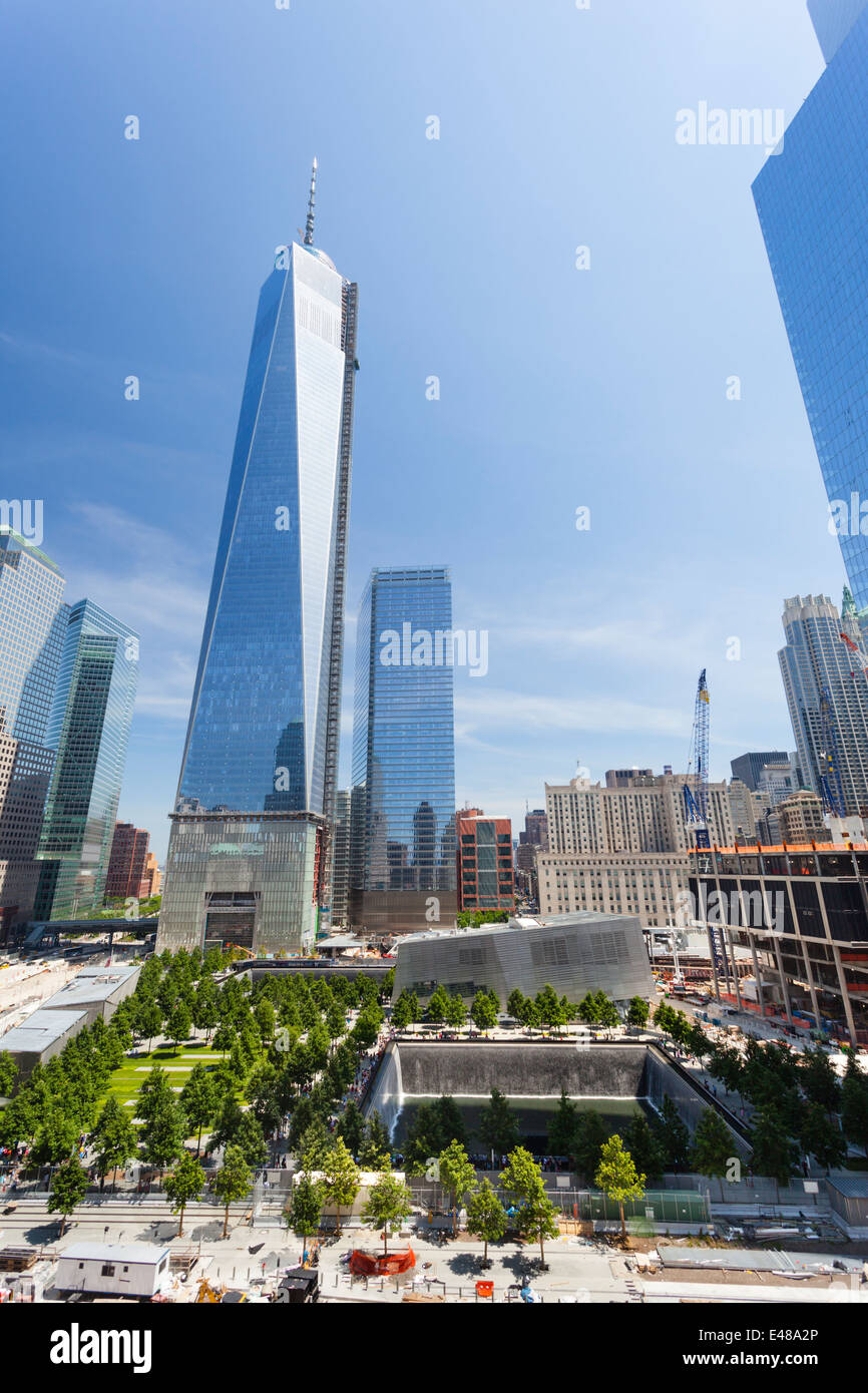 New York - le 23 juin : Le presque fini One World Trade Center et memorial site dans New York avec ciel bleu le 23 juin 2013 Banque D'Images