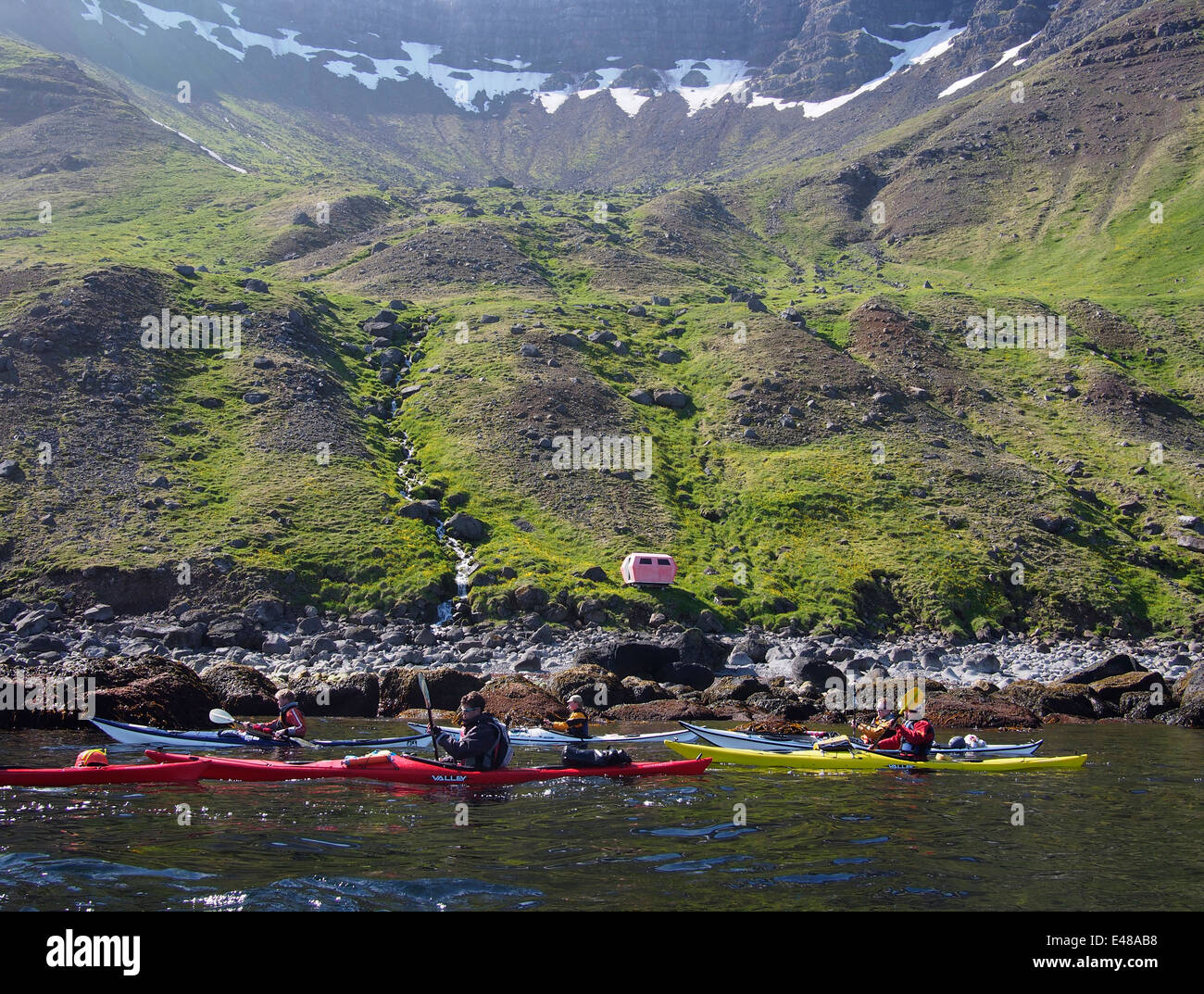 Kayak de mer près de Bolungarvík, Islande, fjords de l'ouest Banque D'Images