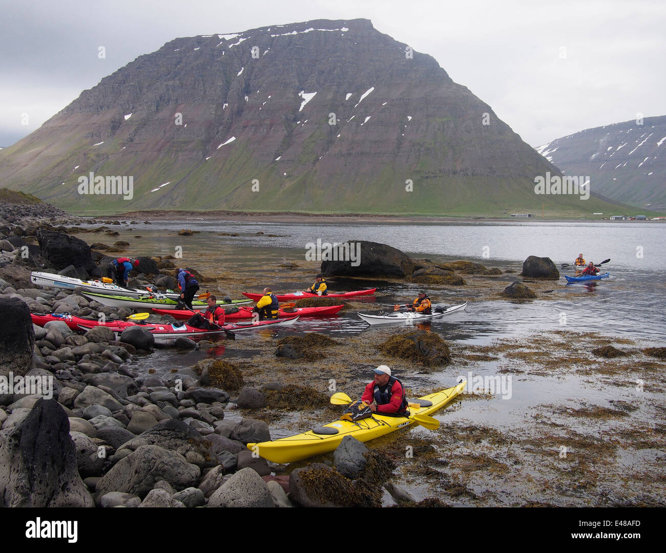 Kayak de mer près de Bolungarvík, Islande, fjords de l'ouest Banque D'Images
