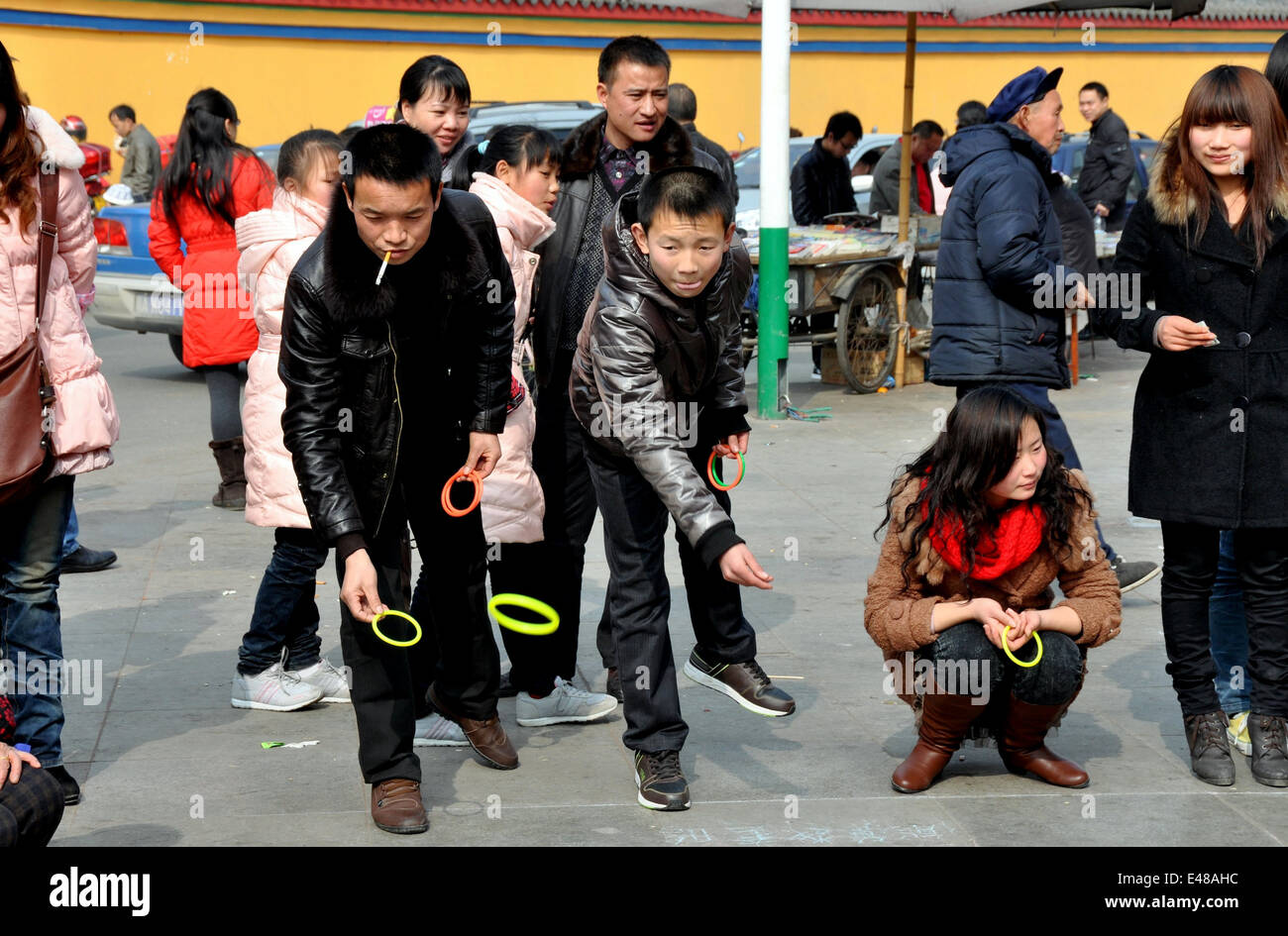 PENGZHOU, CHINE : jouer un jeu de jeter l'anneau dans l'espoir d'une boucle de de long Xing Square au cours de la Nouvelle Année lunaire chinoise Banque D'Images