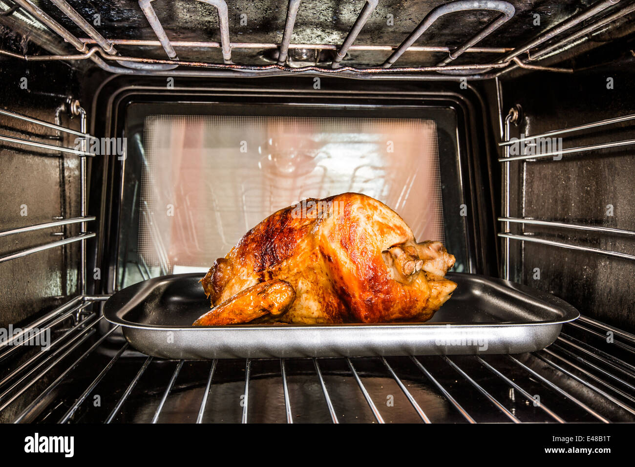 Poulet rôti au four, vue de l'intérieur du four. La cuisson au four. Banque D'Images