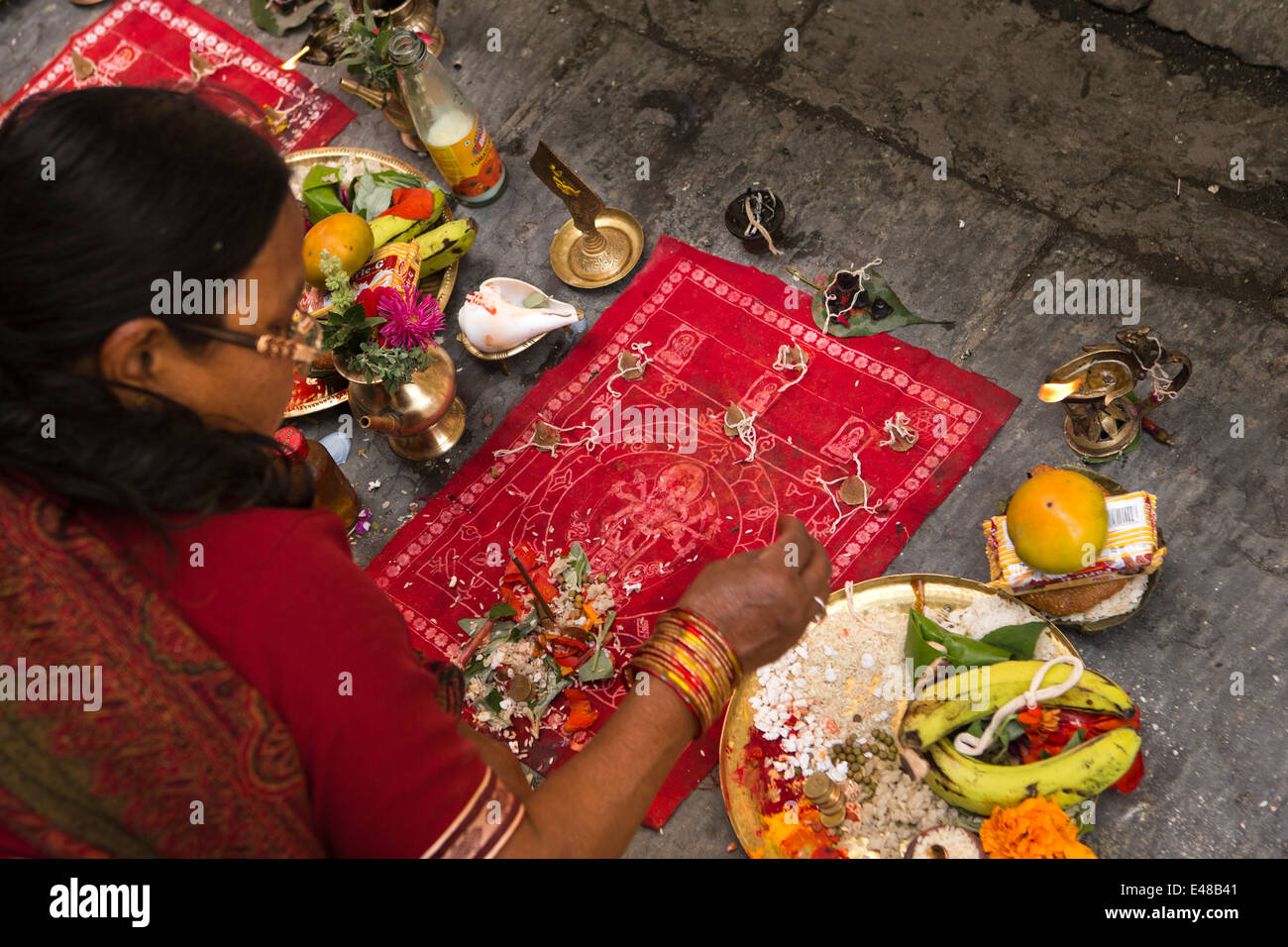 Le Népal, Katmandou, Stupa Kathesimbhu,femme tibétaine rituel puja bouddhiste entreprise Banque D'Images