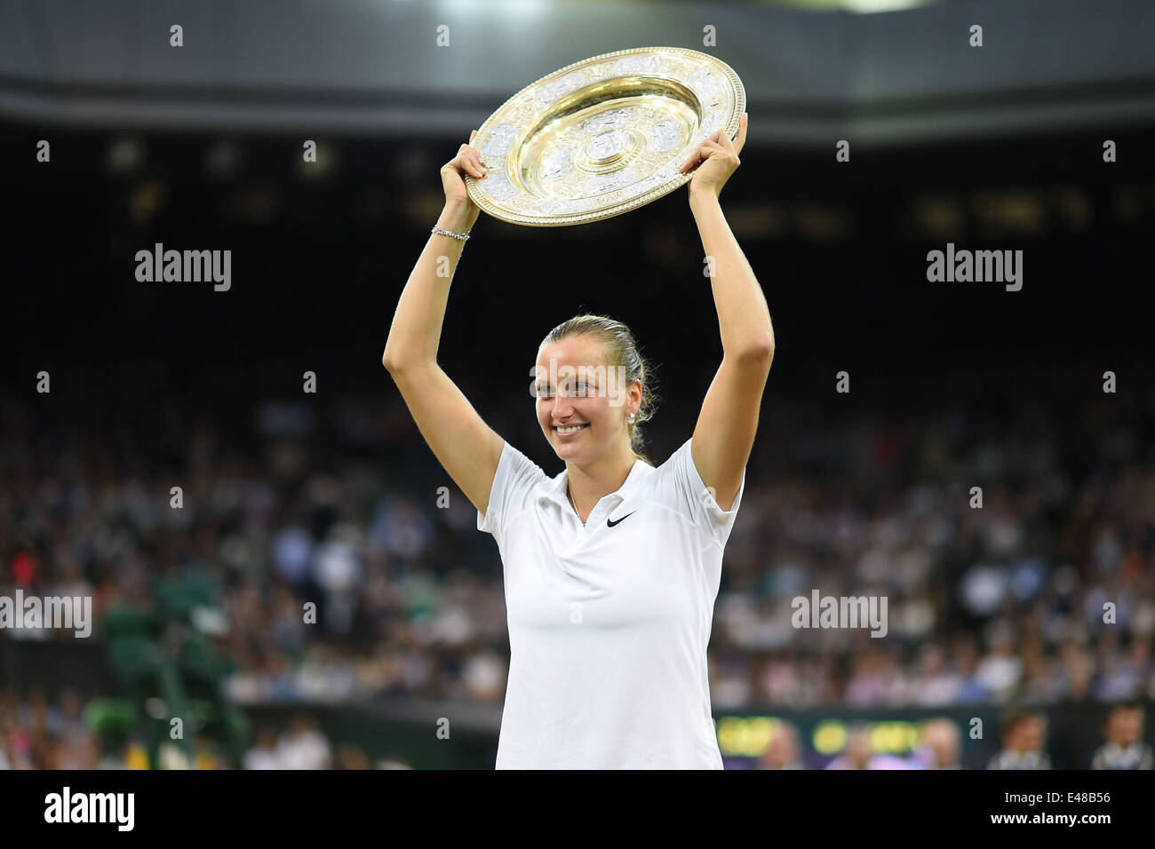 Wimbledon, Londres UK. 05 juillet, 2014. Des célibataires femmes match final contre les Républiques tchèque Petra Kvitova au Wimbledon Wimbledon en 2014, le sud-ouest de Londres, le 5 juillet 2014. Petra Kvitova (CZE) avec son trophée gagnants : Action Crédit Plus Sport/Alamy Live News Banque D'Images