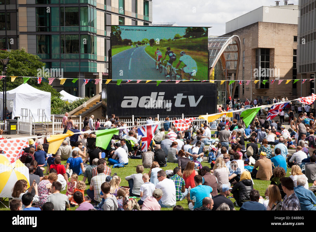 Les Jardins de la paix, Sheffield, Royaume-Uni 5 juillet 2014. La foule regarder la première journée du Tour de France, dans le Yorkshire, sur un écran géant dans les jardins de la paix dans le centre-ville de Sheffield. Les visiteurs affluent à Sheffield pour le Tour de France qui entre dans la ville le dimanche. Credit : Mark Richardson/Alamy Live News Banque D'Images