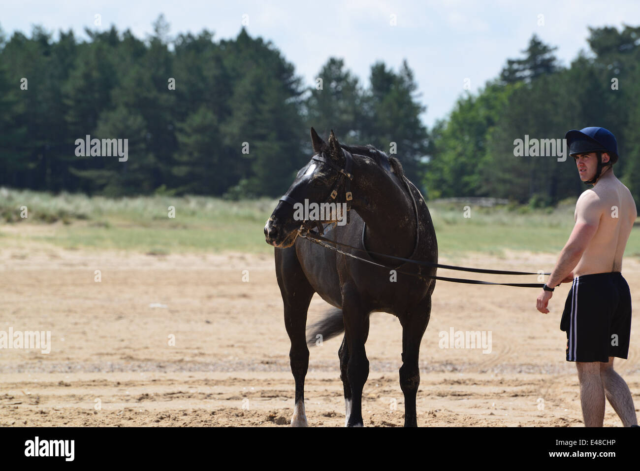 Promenade à la plage avec cavalerie Banque D'Images