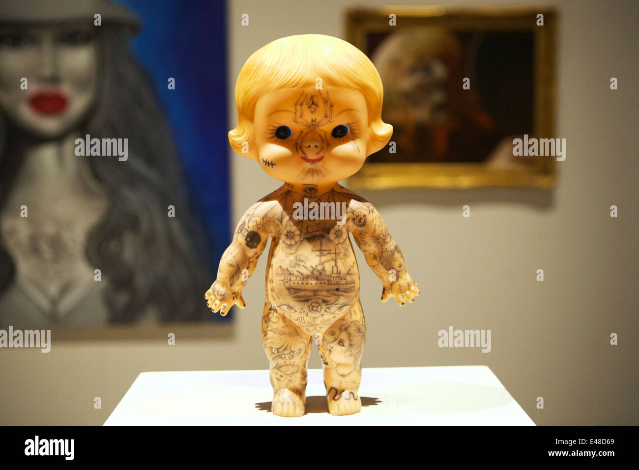 Exposition d'art de tatouage : Dr. Lakra - vintage poupée en plastique avec  des tatouages Photo Stock - Alamy