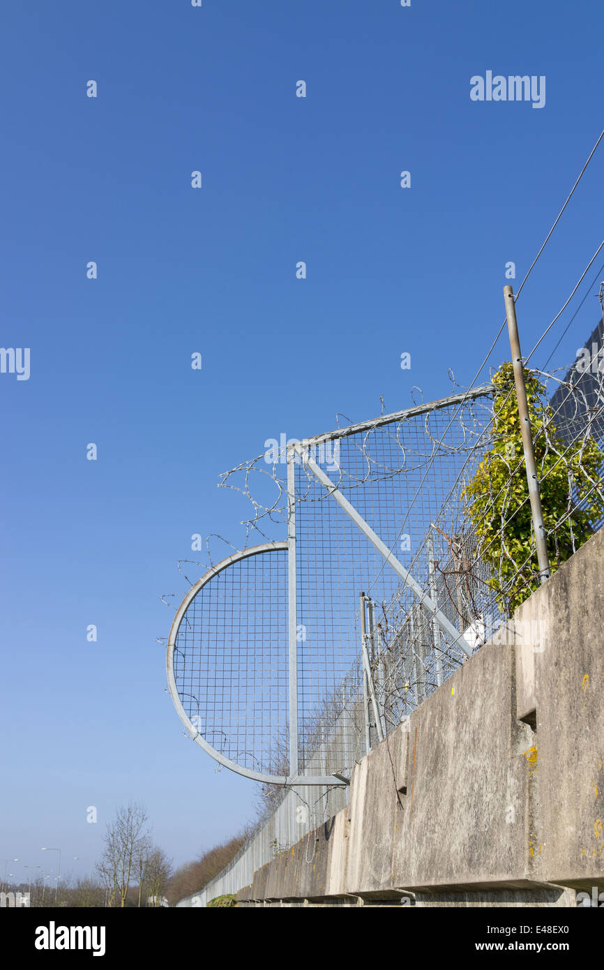 Un anti-escalader une clôture de la section Banque D'Images