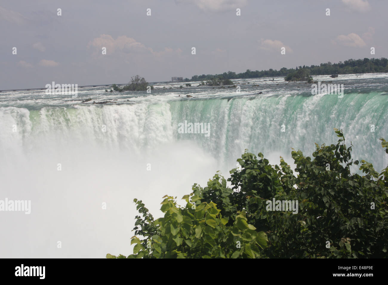 L'eau qui coule en mouvement rapide et cascadant sur le bord des chutes Horseshoe Photo Stock