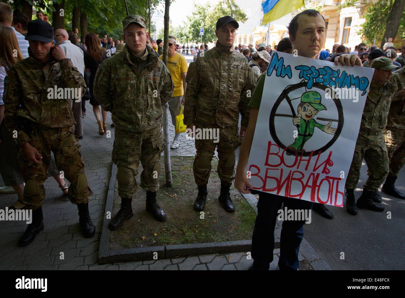 Kiev, Ukraine. 29 Juin, 2014. Un homme est titulaire d'un signe qui dit ''Nous battre l'air - ils tuent !'' comme lui et d'autres personnes participent à un rassemblement de militants de Maidan à la place de l'Indépendance à Kiev, appelant le président ukrainien à abandonner le cessez-le-feu avec les séparatistes armés pro-Russie dans l'Est du pays © Sergii Kharchenko/NurPhoto ZUMAPRESS.com/Alamy/Live News Banque D'Images