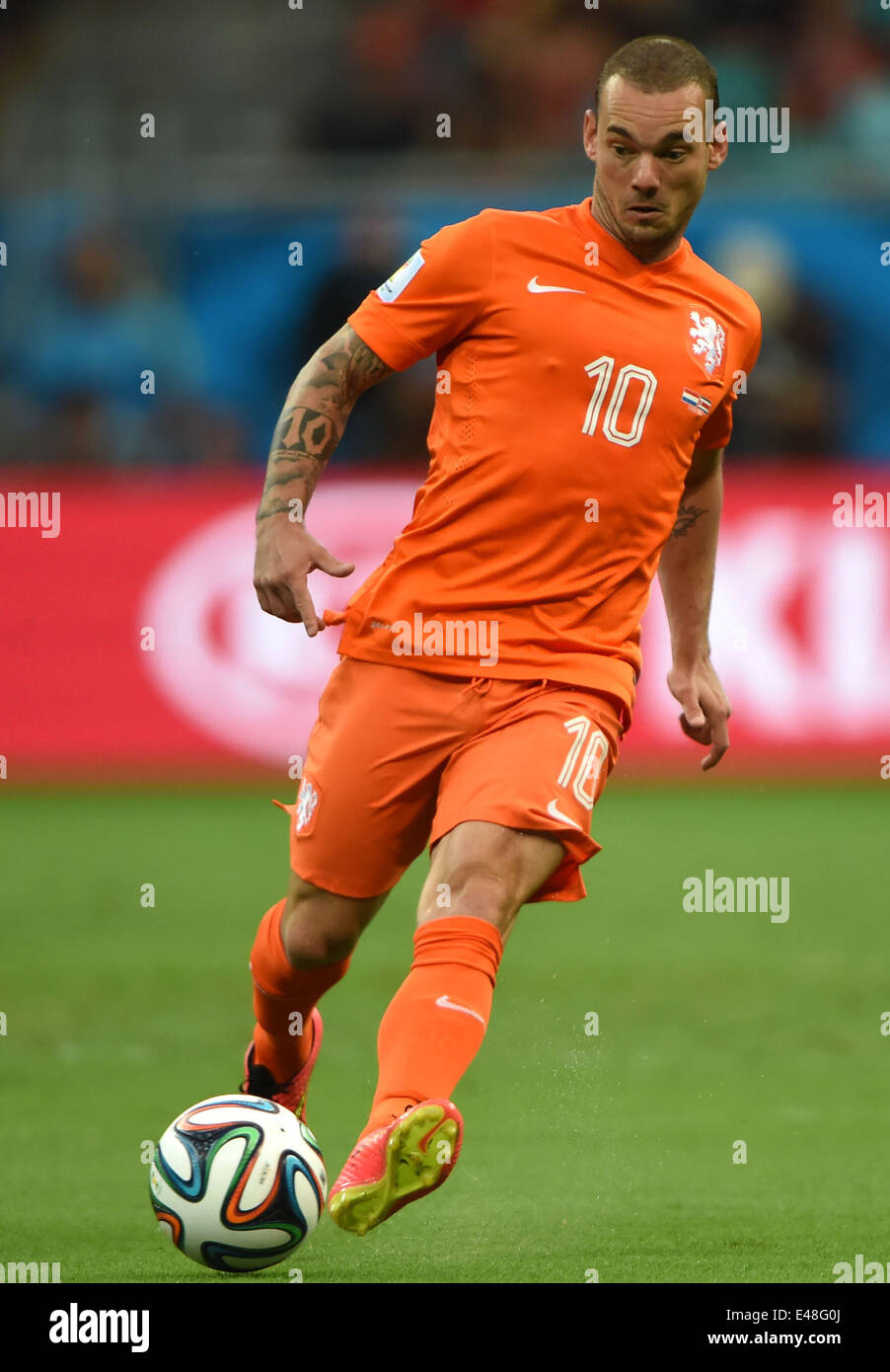 Salvador, Brésil. 5 juillet, 2014. Wesley Sneijder Pays-bas' contrôle le ballon pendant un quart de finale match entre les Pays-Bas et le Costa Rica de la Coupe du Monde FIFA 2014 à l'Arena Fonte Nova Stadium à Salvador, Brésil, le 5 juillet 2014. Credit : Guo Yong/Xinhua/Alamy Live News Banque D'Images