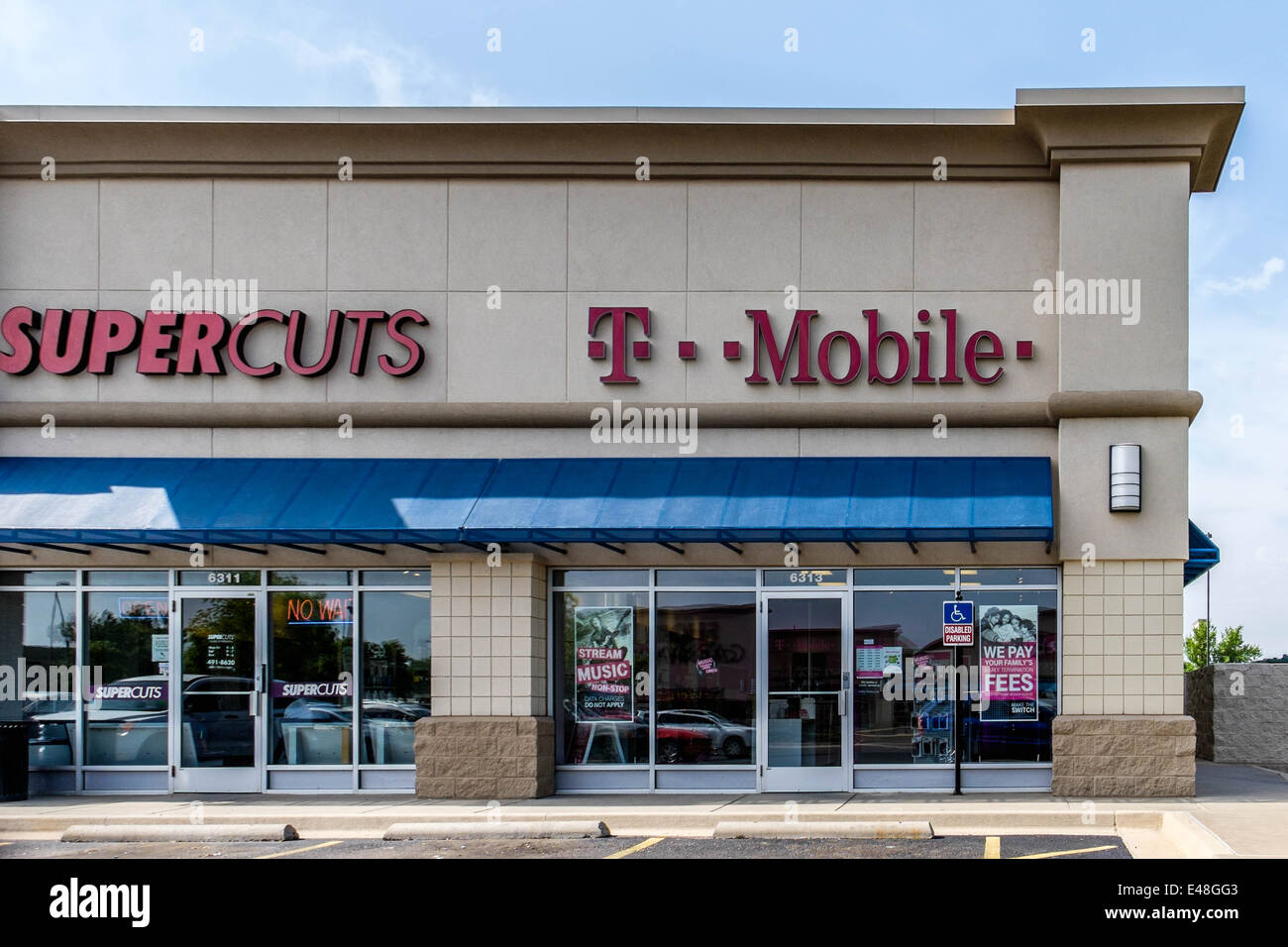 T Mobile et Supercuts, un magasin vendant des téléphones mobiles et des contrats de téléphonie mobile et un salon de coiffure dans un centre d'Oklahoma City, Oklahoma, USA. Banque D'Images