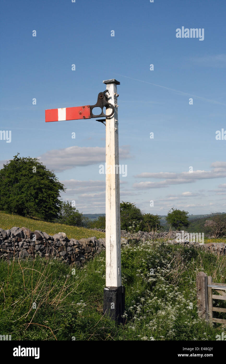 Chemin de fer préservé signal Semaphore à Middleton Top Incline sur le High Peak Trail Derbyshire Angleterre Royaume-Uni, chemin de fer désaffecté Banque D'Images