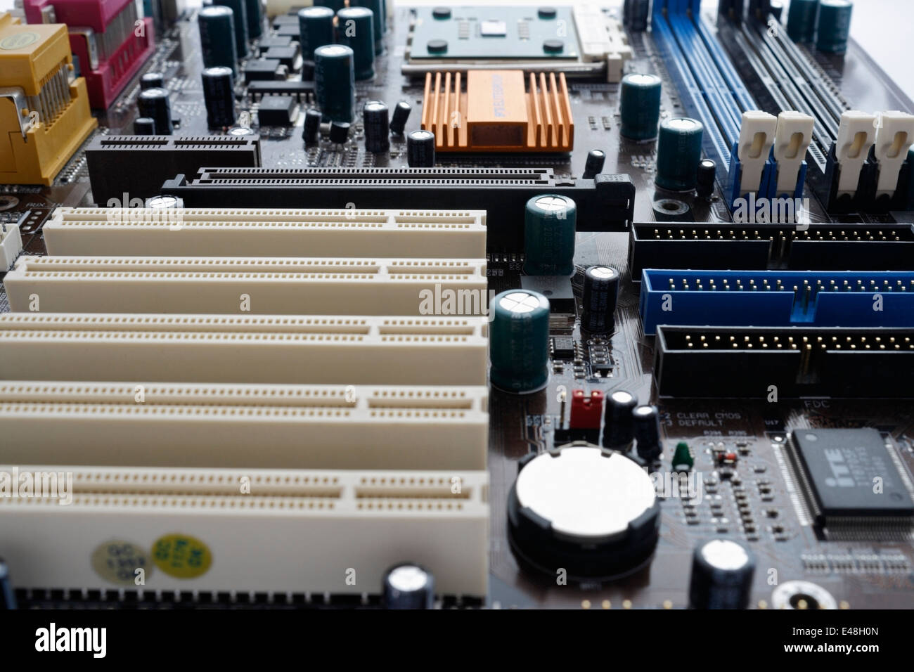 Carte mère de l'ordinateur montrant les connecteurs PCI Banque D'Images