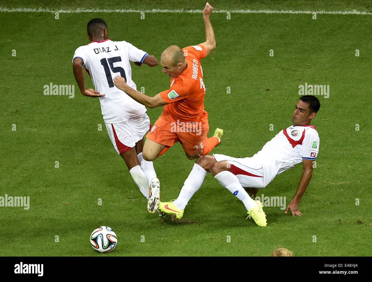 Salvador, Brésil. 5 juillet, 2014. Pays-bas' Arjen Robben (C) est déclenché  pendant un quart de finale match entre les Pays-Bas et le Costa Rica de la  Coupe du Monde FIFA 2014 à