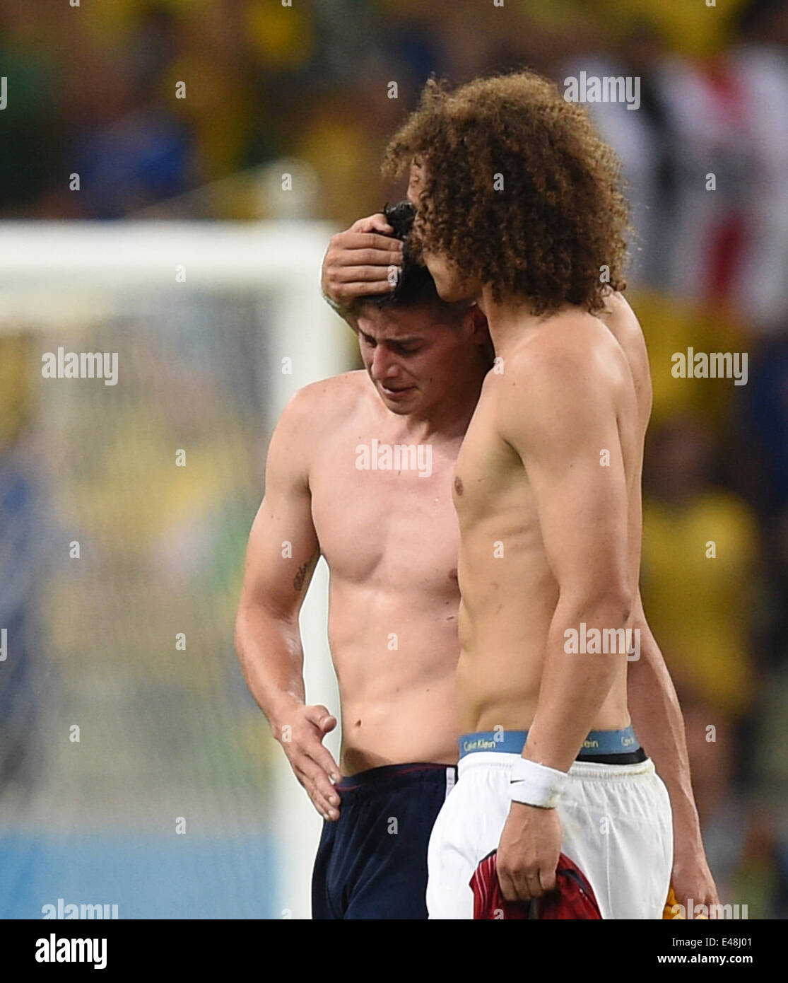 Fortaleza, Brésil. Le 04 juillet, 2014. David Luiz du Brésil félicite le jeu de James Rodriguez (L) de la Colombie après la Coupe du Monde de Football 2014 football match de quart de finale entre le Brésil et la Colombie, à l'Estadio Castelao à Fortaleza, Brésil, 04 juillet 2014. Credit : Action Plus Sport/Alamy Live News Banque D'Images