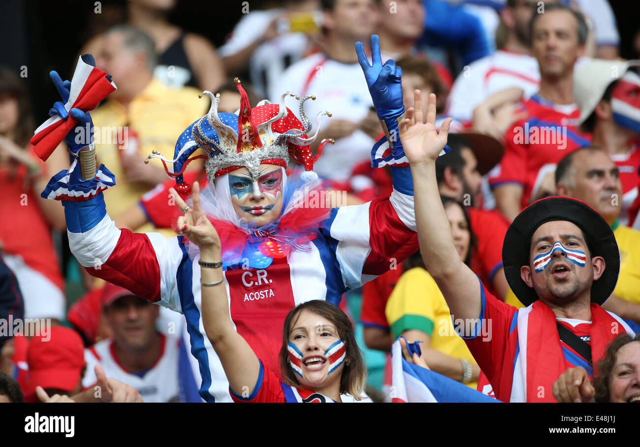 Salvador, Brésil. 5 juillet, 2014. Costa Rica's fans cheer pour leur équipe pendant un quart de finale match entre les Pays-Bas et le Costa Rica de la Coupe du Monde FIFA 2014 à l'Arena Fonte Nova Stadium à Salvador, Brésil, le 5 juillet 2014. Credit : Cao Peut/Xinhua/Alamy Live News Banque D'Images