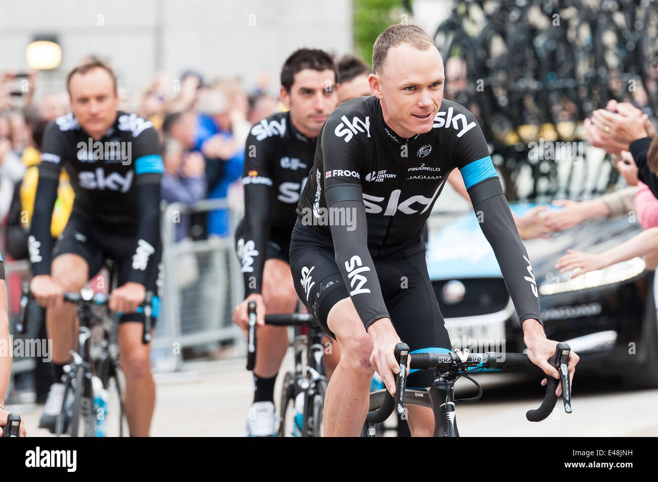 Chris froome conduisant l'équipe sky à la place du millénaire à Leeds en route pour le tour de france de la cérémonie d'ouverture. Banque D'Images