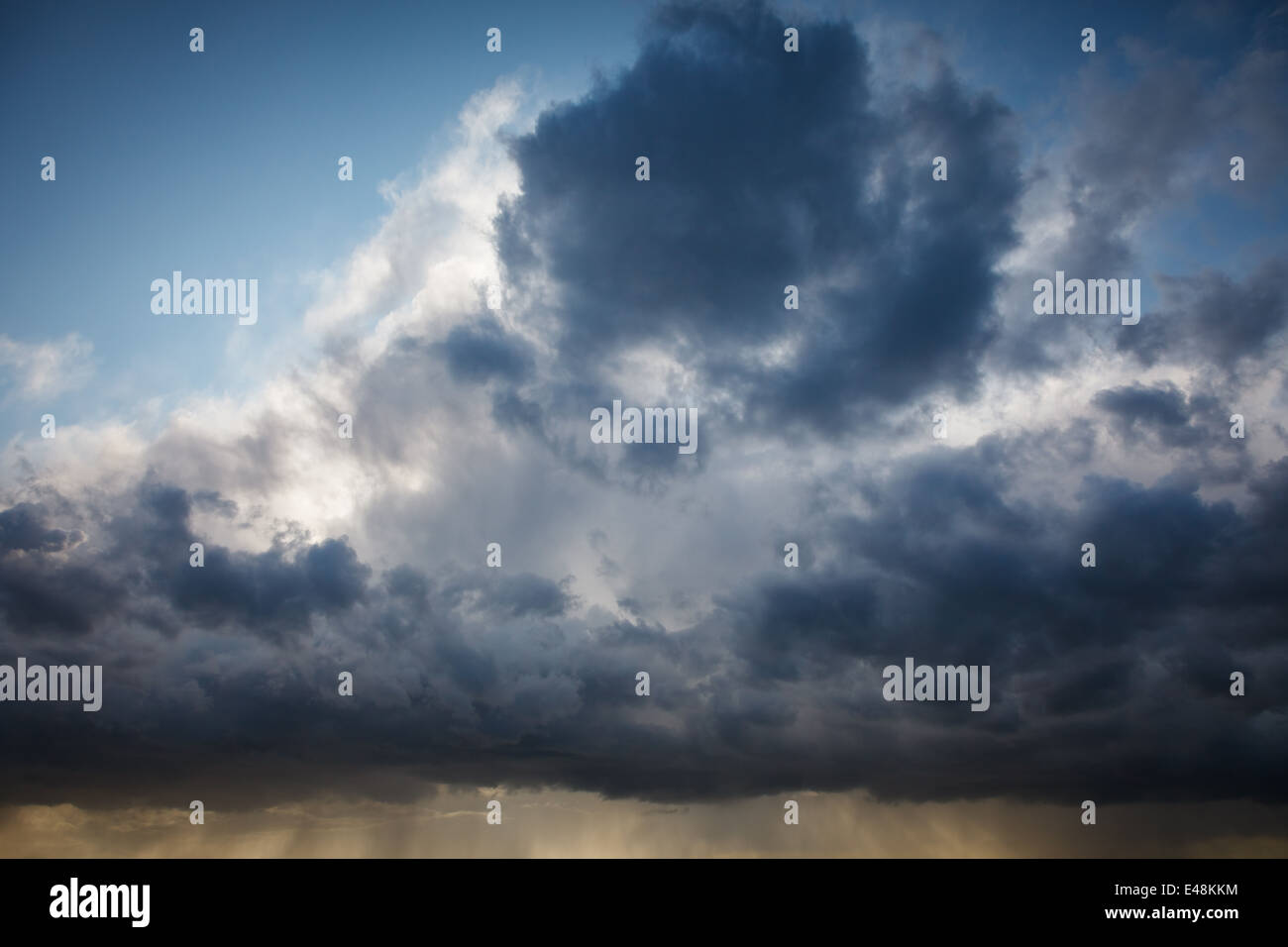 Contexte naturel : ciel d'orage Banque D'Images