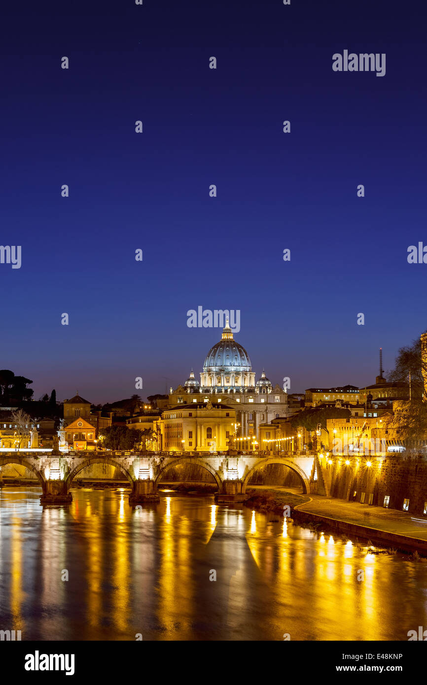 La cathédrale Saint-Pierre la nuit, Rome Banque D'Images